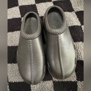 Ugg youth Black Slip-On Comfort Clogs size 2